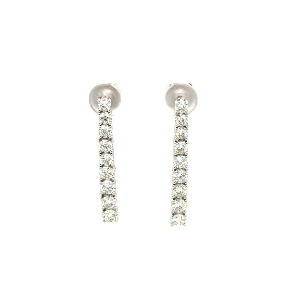 18K White Gold Classic Design Earrings Set With Round Brilliant Cut Diamond