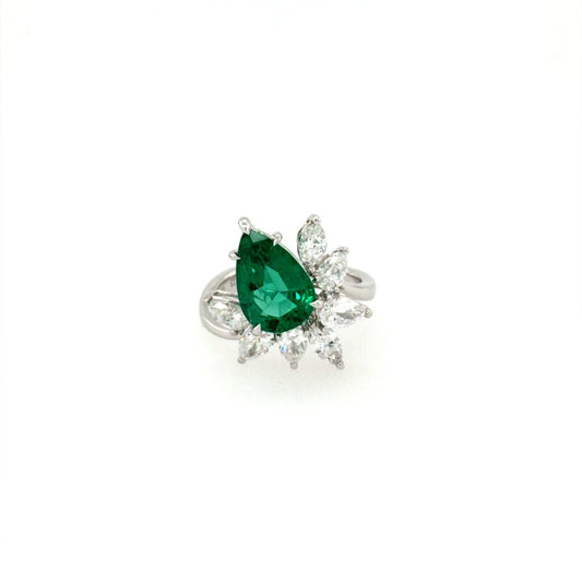18K White Gold Vintage Design Ring Set With Pear Shape Green Emerald & Round Brilliant Cut Diamond